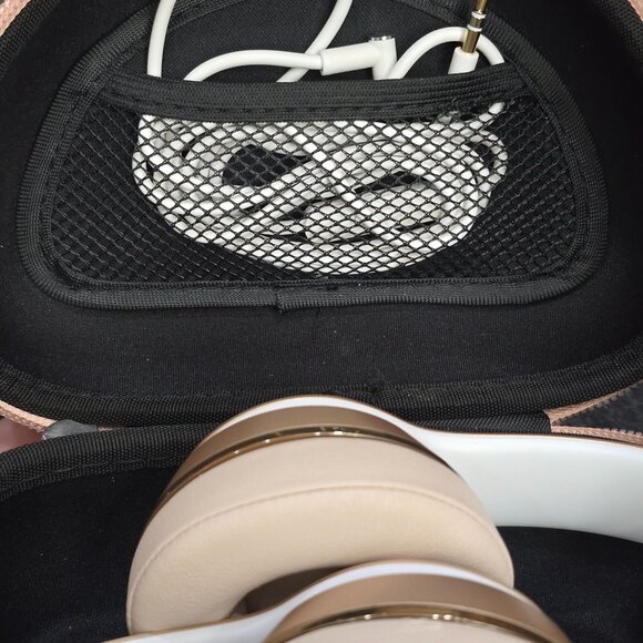 Beats Solo3 Wireless Headphones – Rose Gold Limited Edition w/ Case, EUC - Picture 15 of 16